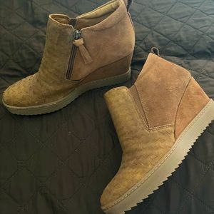 Like new Ladies Sofft Tan Sz 10 Wedge Booties!